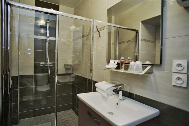 Grande salle de bain avec douche à l'italienne, Chambre Confort, Hôtel L'Anvia, Bollène